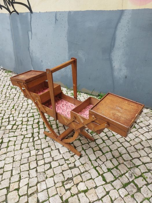 Grande caixa de costura de madeira articulada 

Também conhecida como