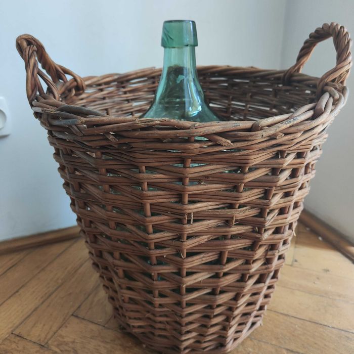 Balon na wino w koszu