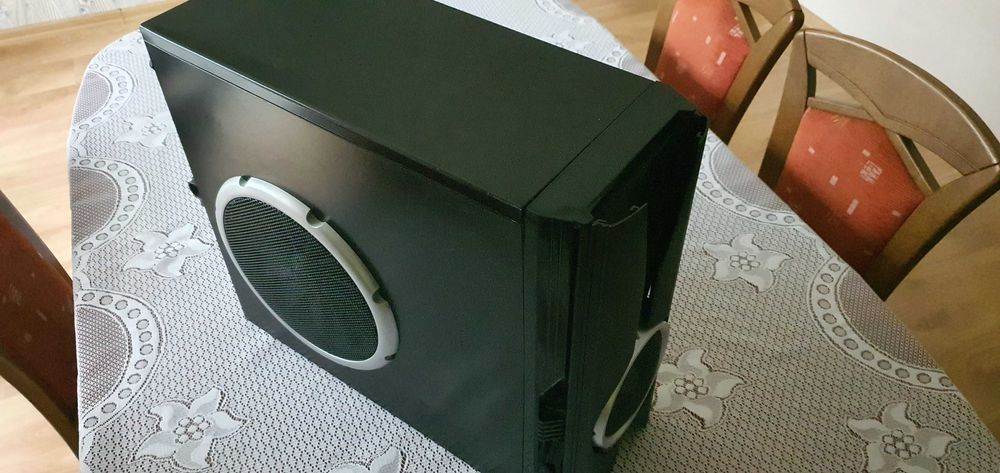 Komputer z Intel Core Quad 8GB DDR2 Radeon 500GB