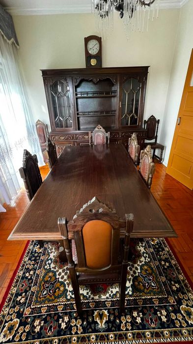 Mobília de sala de jantar clássica/vintage em madeira, com elementos entalhados