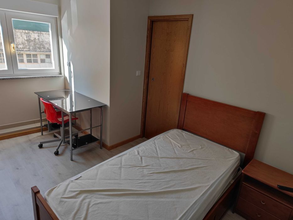 Quarto com WC - casa banho privado perto das Universidades (Permite deslocação a pé)