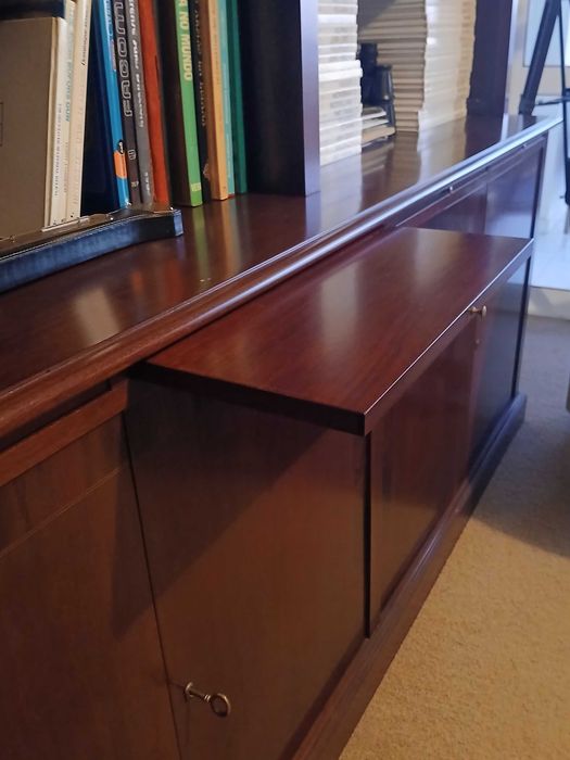 Estante grande em folheado de mogno