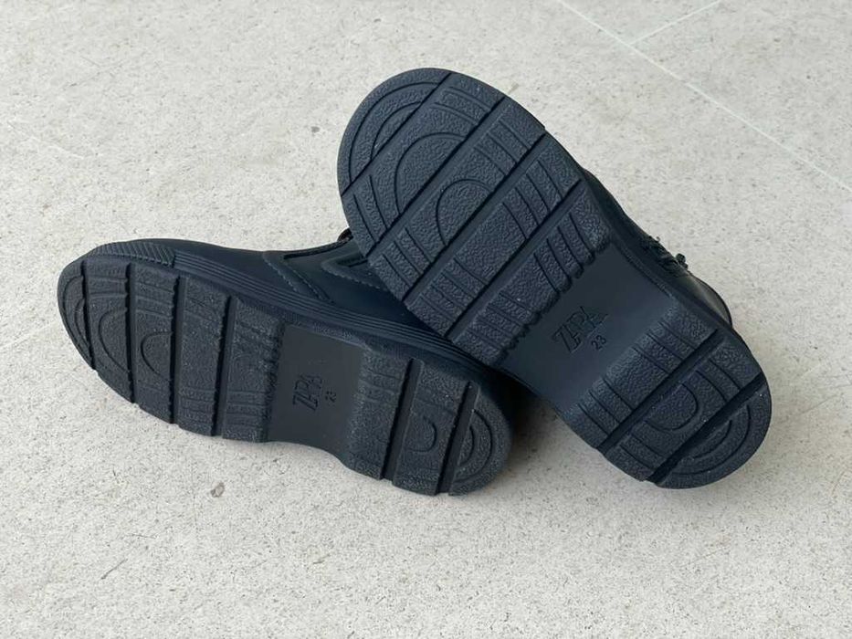 BOTA ENGOMADA para bebe. 23. Zara