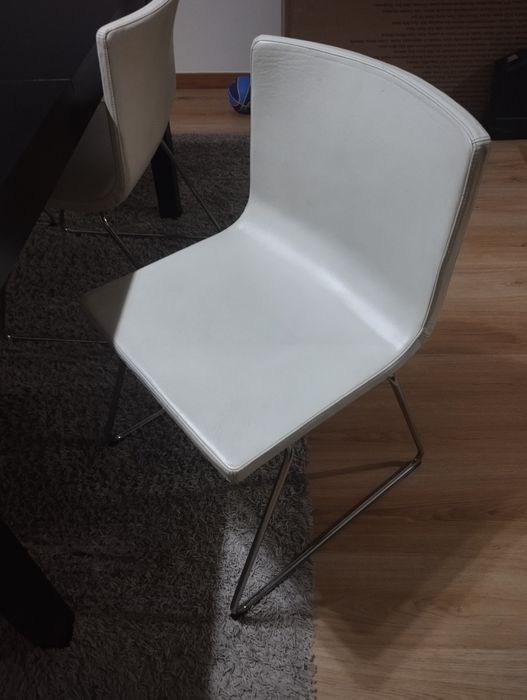 Mesa de jantar com cadeiras em pele .