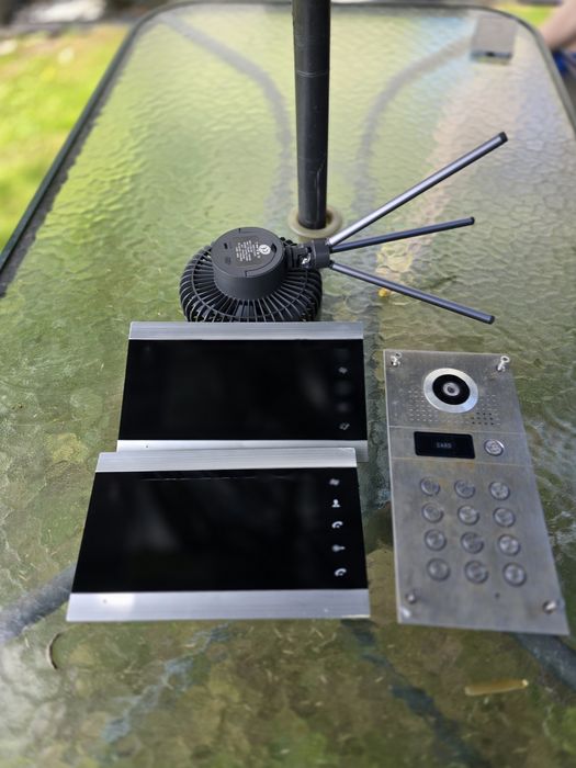 Wideodomofon plus 2 monitory