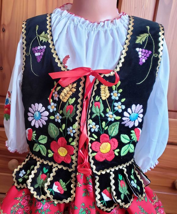 Nowy, krakowski gorset dziewczęcy ręcznie haftowany