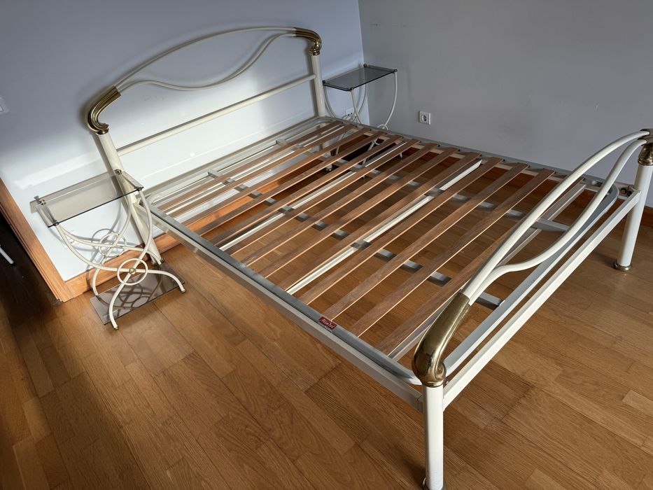 Cama com estrado 190cm x140cm
