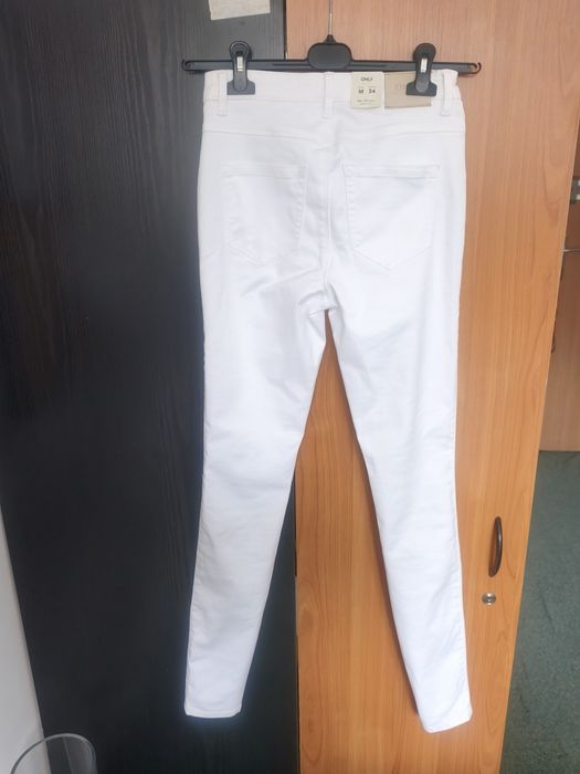 Białe jeansy skinny