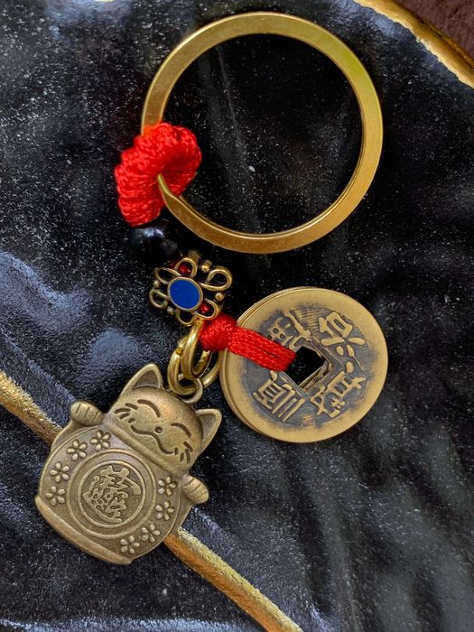 Брелок-ключниця Манеки Неко з 5 монетами імператорів на удачу