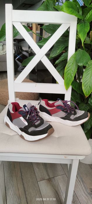 Buty sportowe lub na zmianę do szkoły stan bdb