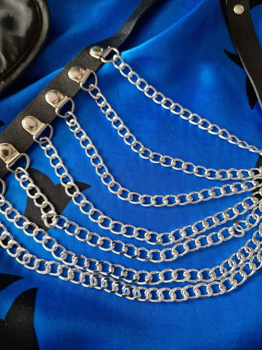 Seksowna skórzana uprzęż damska z łańcuszkami