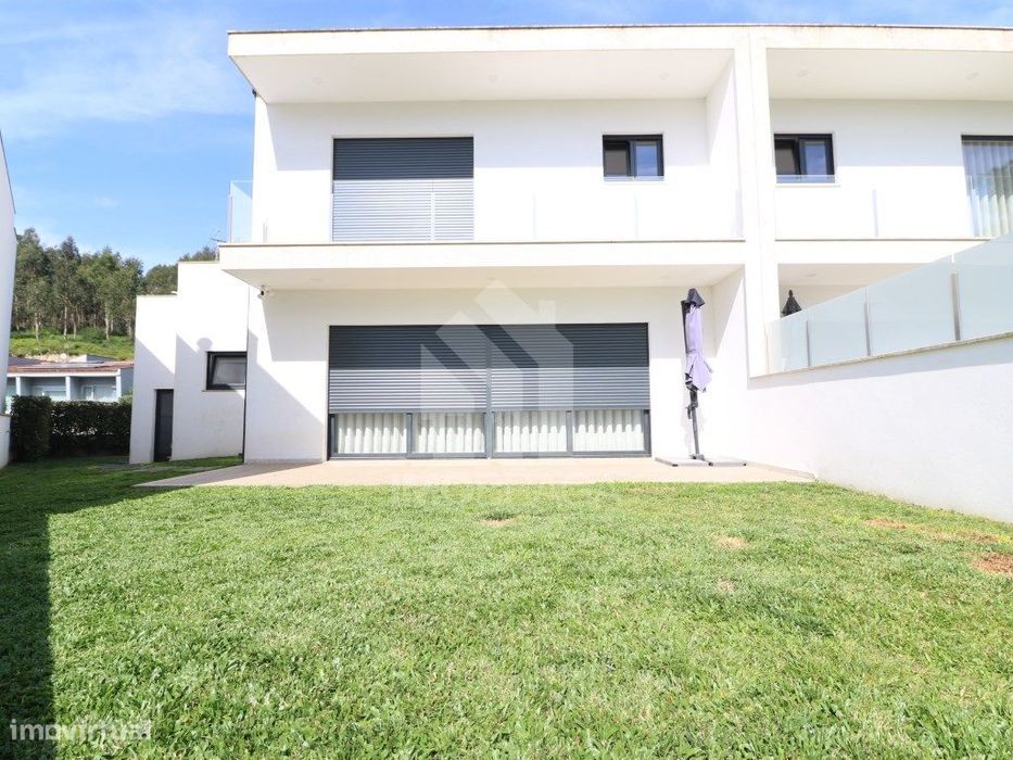 Venda Moradia Geminada T3, em Esporões, Braga
