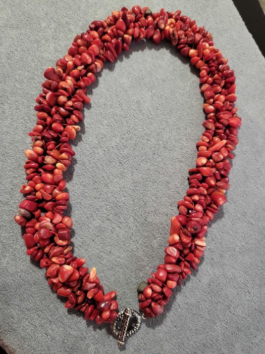 Colar coral com fecho