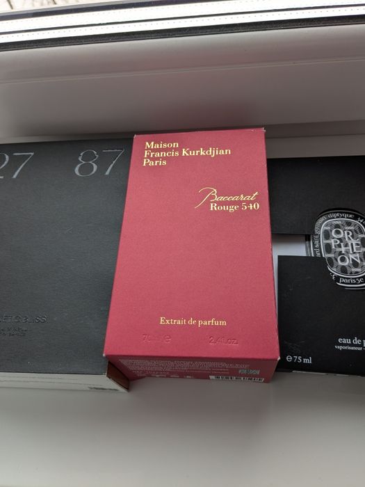 Коробочки від парфумів.