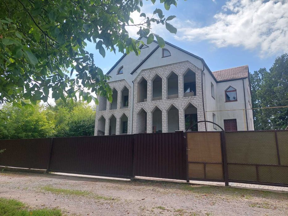 Продаж великого просторого будинку в передмісті Вінниці