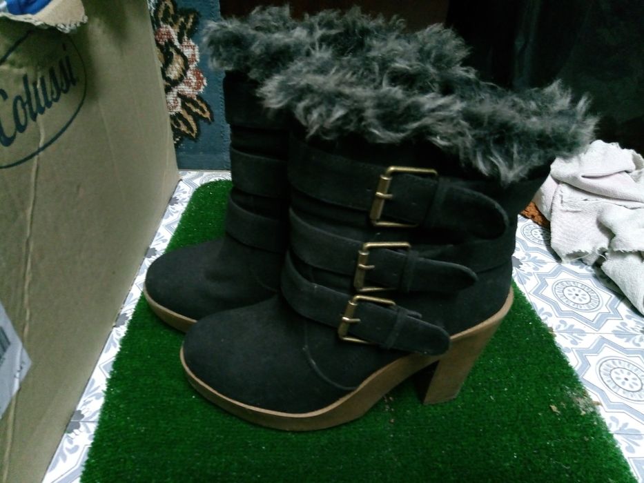 Botas pretas novas
