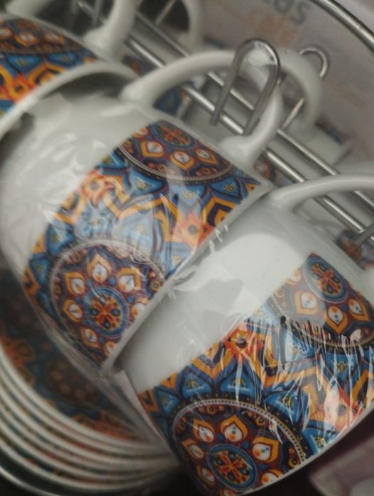 Conjunto de chávenas de café mais pratos novos