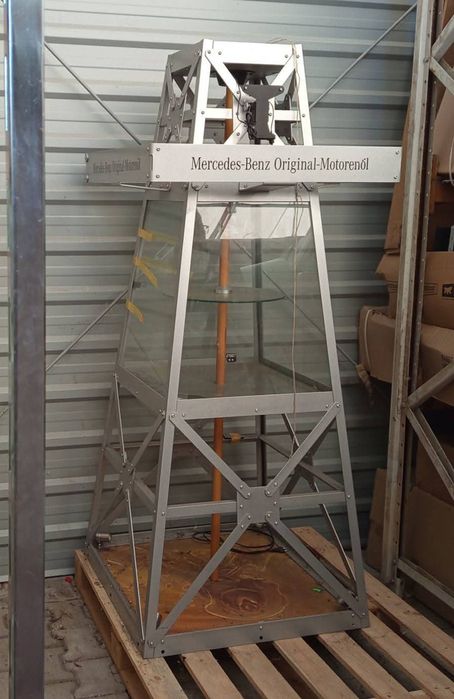 Metalowa gablota wystawowa do biura