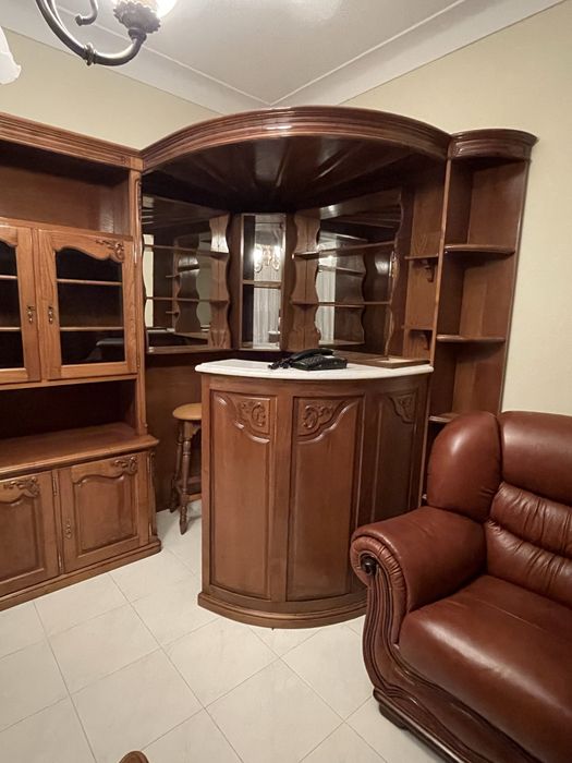 Vendo bar de canto com estante e 3 bancos altos