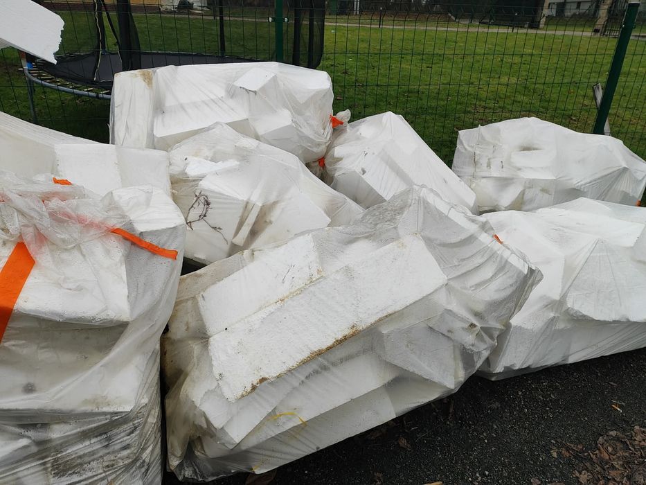 Kawałki styropianu elewacyjnego