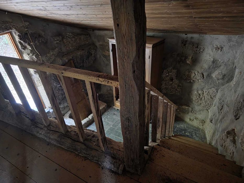 Quintinha com casa com 4 quartos e terreno amplo junto ao rio