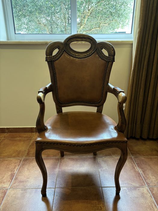 Cadeirão em madeita maciça e couro