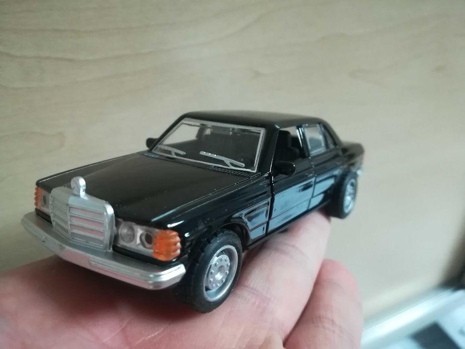 Model nowy Mercedes-Benz 300D (1981r) 1:36