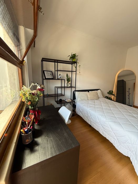 Quarto Privado e Luminoso em Benfica | Apenas Mulheres (Curta Duração)