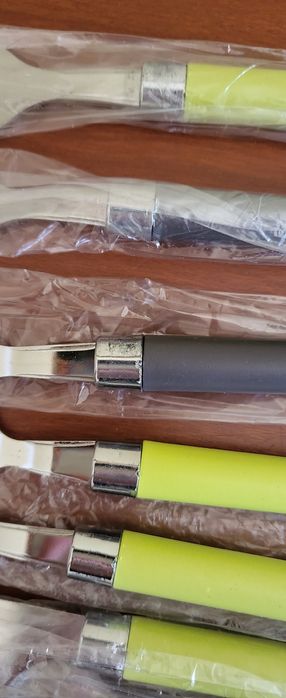 16 talheres com cabo de plástico