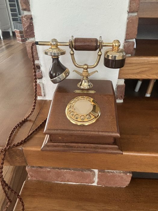 Drewniany telefon ze złotymi elementami