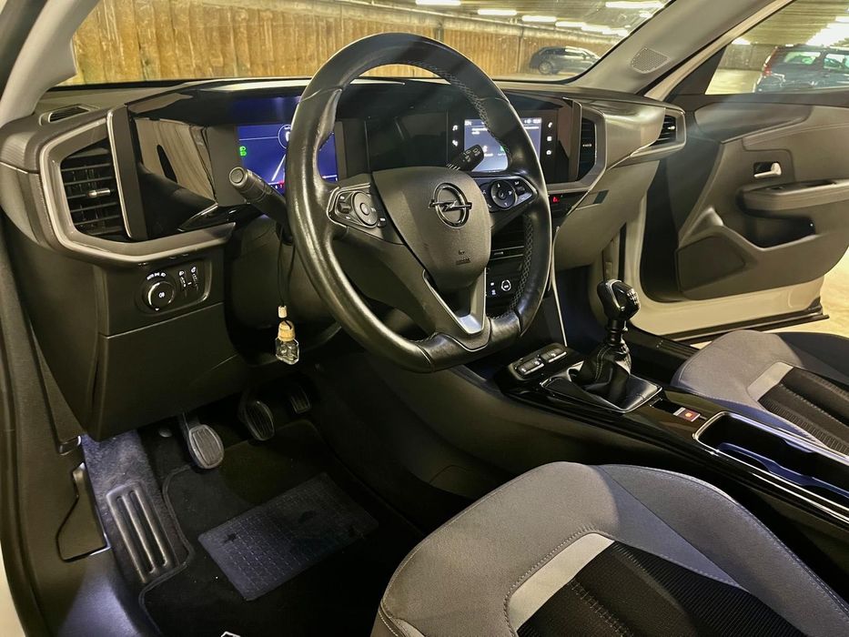 Opel Mokka Turbo Elegance, a gasolina, caixa manual, 100 cv, matrícula de julho de 2023.  Viatura nacional, com 49.000 km, segundo proprietário,