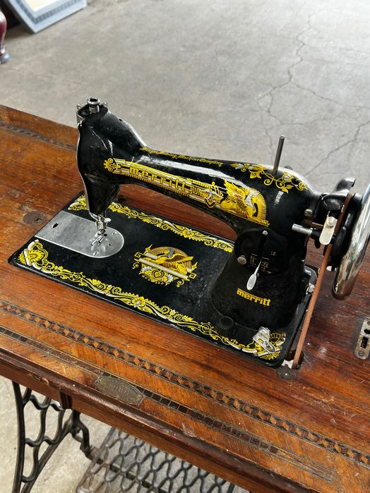 Antiga Máquina de Costura Omega / Merritt