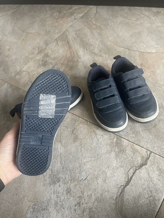 Кросівки для двійні близнят h&m