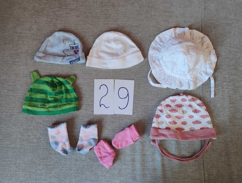 Czapeczki i kapelusz dziecięcy plus gratisy