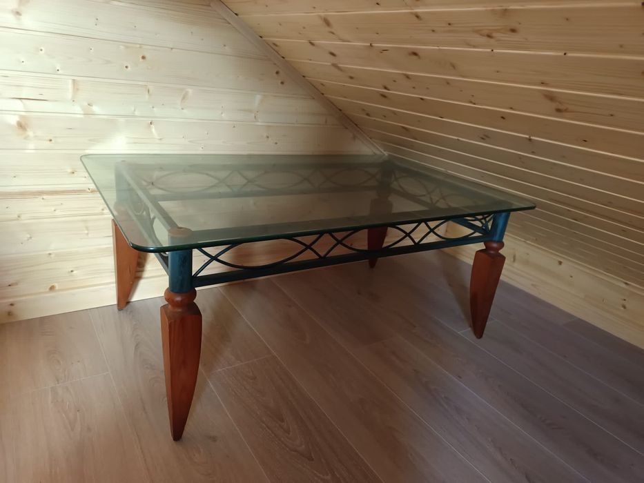 Vendo mesa com tampo de vidro.