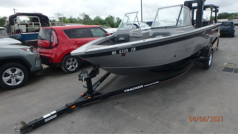 Моторний човен Tracker targa