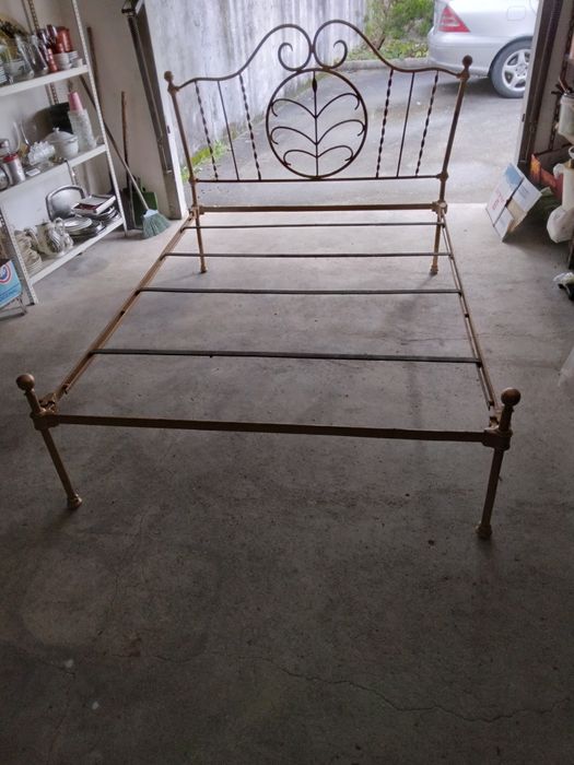 Espectcular cama em ferro.