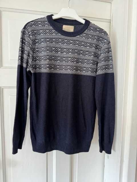 Sweter męski S Bershka granatow-obiały we wzór z przodu