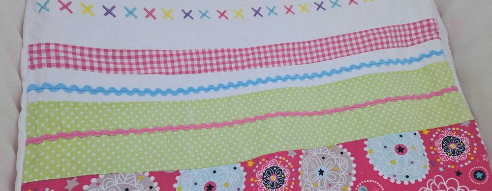 Berço bebé rosa com oferta dos lençóis de verão e de inverno