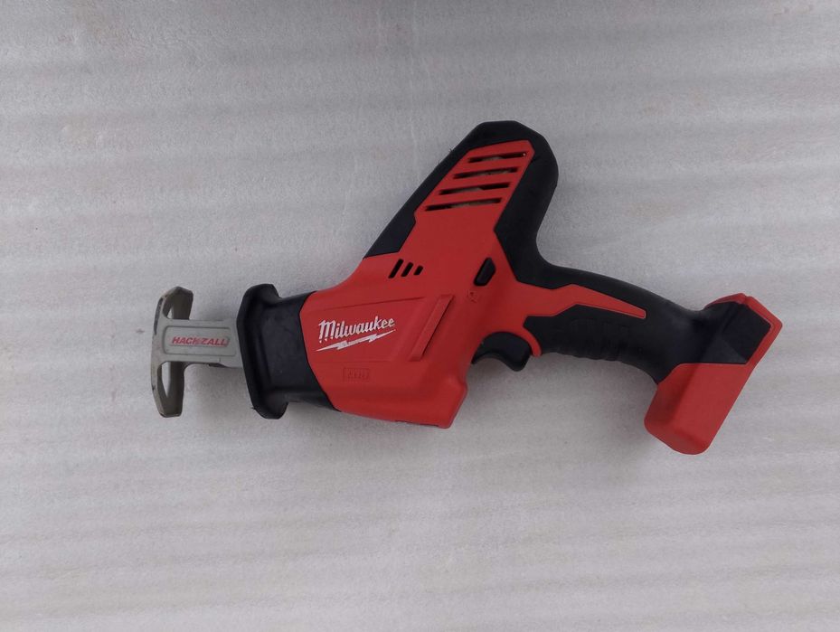 Акумуляторна шабельна пила Milwaukee M18