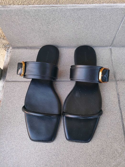 Skórzane klapki z klamrą Reserved