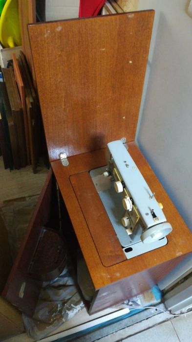 Продам швейную мвшинку  Подольск/Чайка с эл.  Приводом