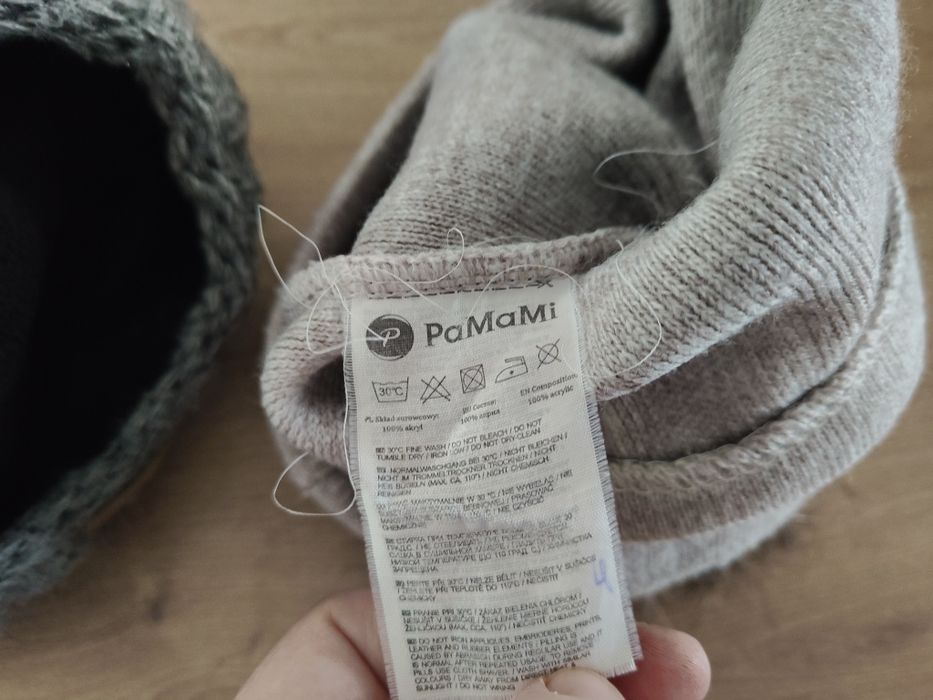 Dwie ciepłe czapki damskie z pomponami
