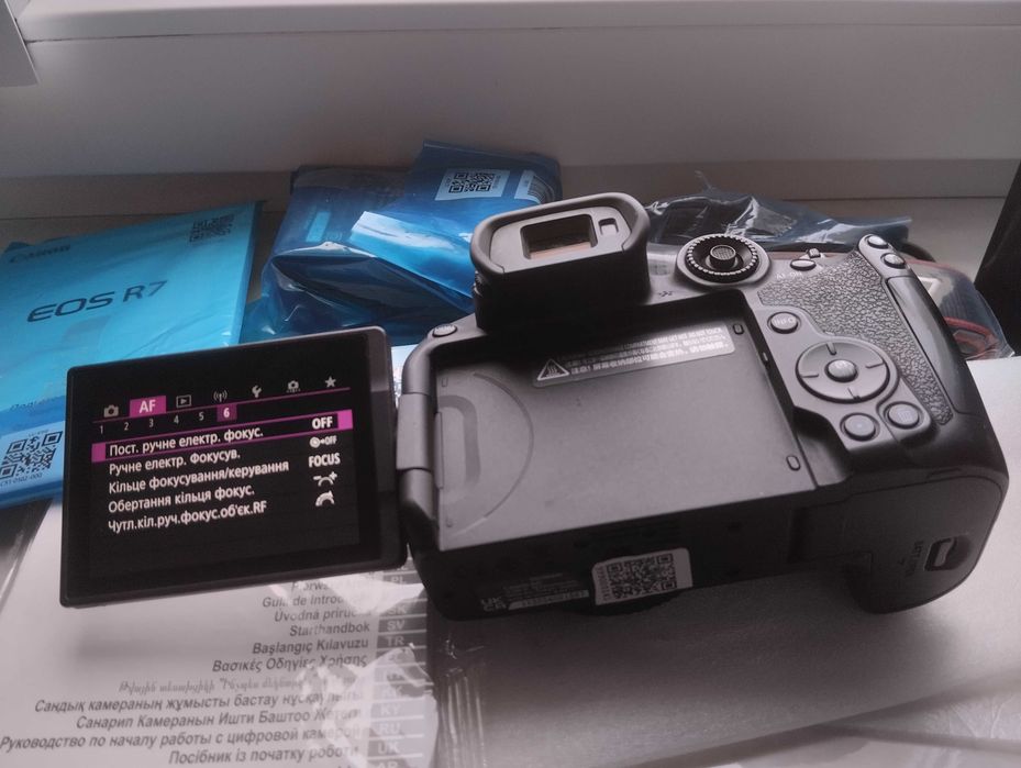 Canon EOS R7, в заводській комплектації