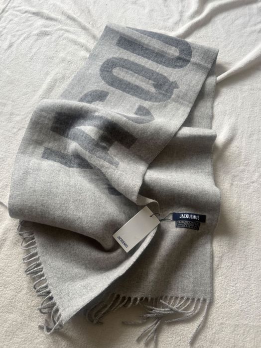 Szary szal jacquemus