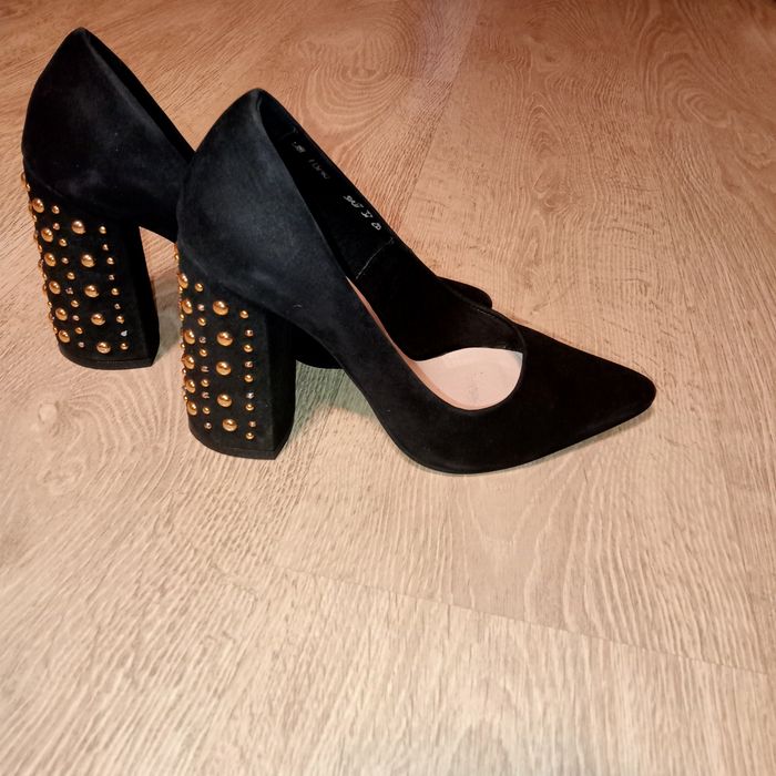 Buty  na słupku z pięknym obcasem