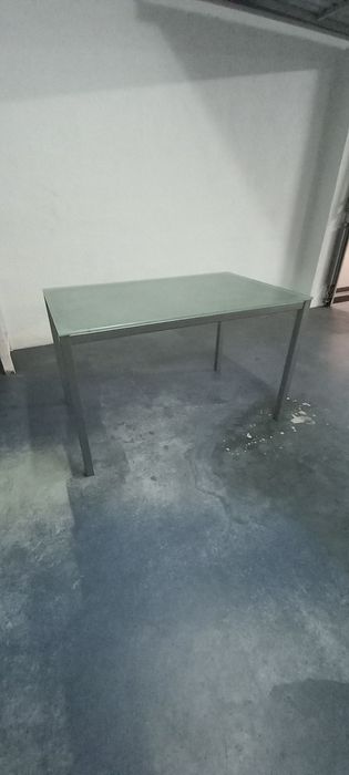 Mesa com tampo em vidro temperado