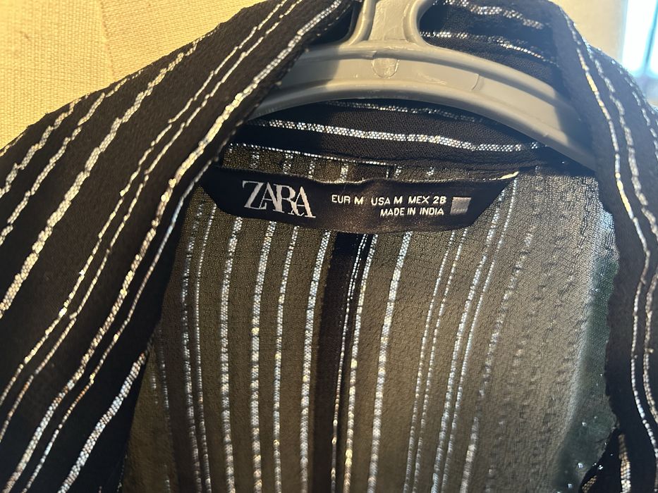 Camisa preta as riscas e com missangas