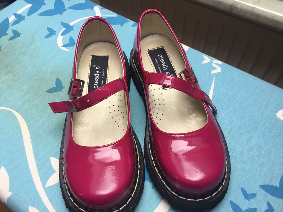 Buty fuksjowe typu martens