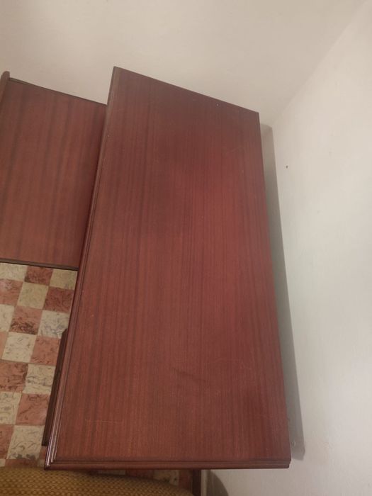 Secretaria de madeira escura com 2 gavetas e prateleira deslizante